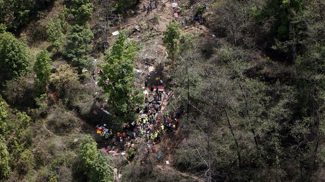 Nepal'de otobüs uçuruma yuvarlandı: Çok sayıda ölü ve yaralı var