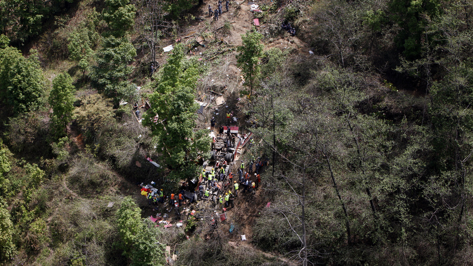 Nepal'de otobüs uçuruma yuvarlandı: Çok sayıda ölü ve yaralı var