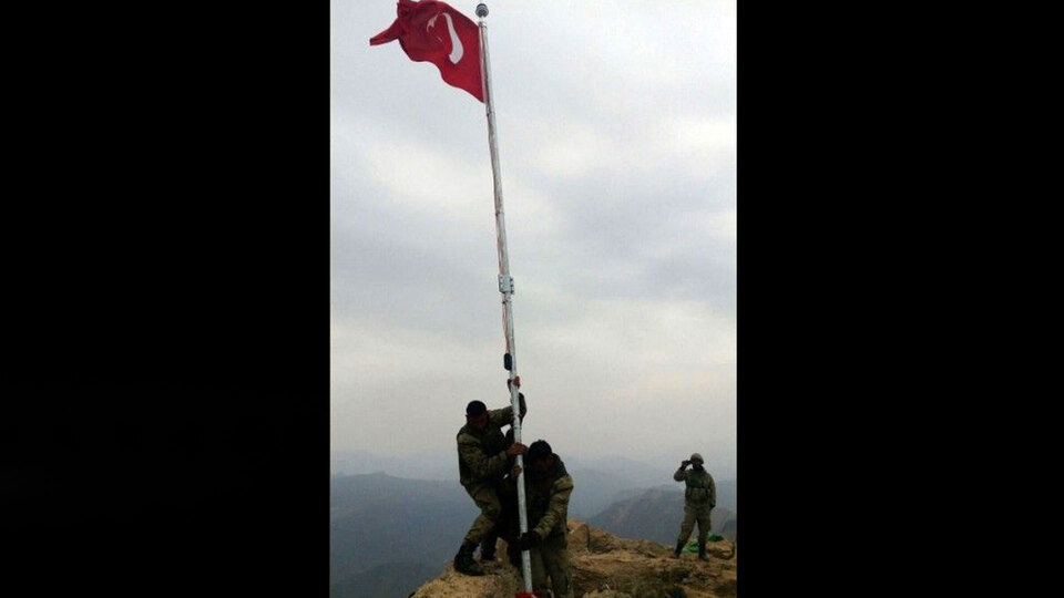 Yer: Kokozer Dağı... Askerler Türk Bayrağı dikti