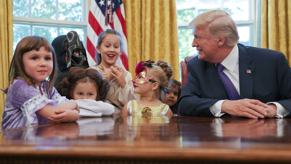 Trump çocuklarla bir olup medyaya gönderme yaptı!