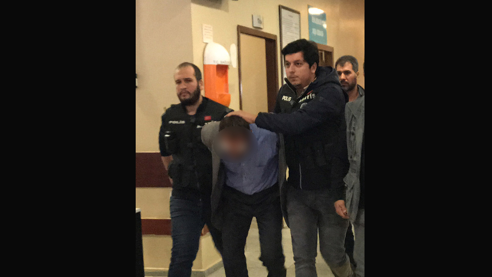 Cinayet zanlısını temizlik görevlisi gibi davranan polis yakaladı