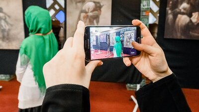 Türk kökenli öğrenciye 'Başörtünü çıkar' diyen Alman profesöre protesto