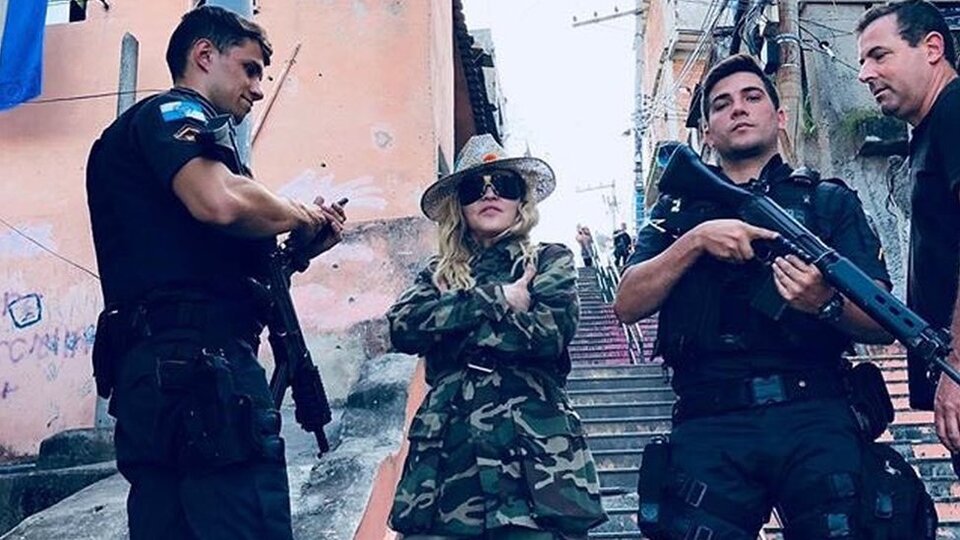 Madonna'nın Brezilya polisi ile fotoğrafına tepki yağdı