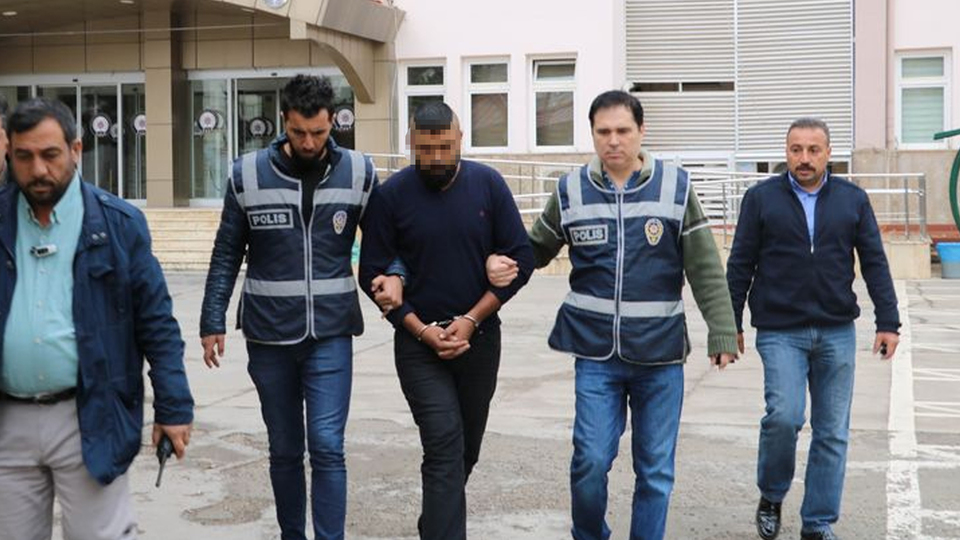 Telefondan polis telsizi sesi dinlettip gasbettiler