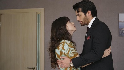 Nazlı, Ferit'e yardım etmeye çalışıyor