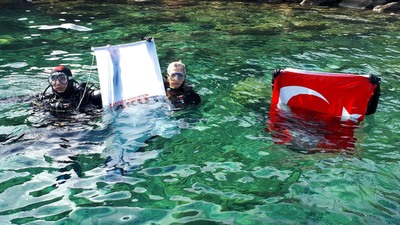 AKUT Bodrum'dan su altında Cumhuriyet kutlaması