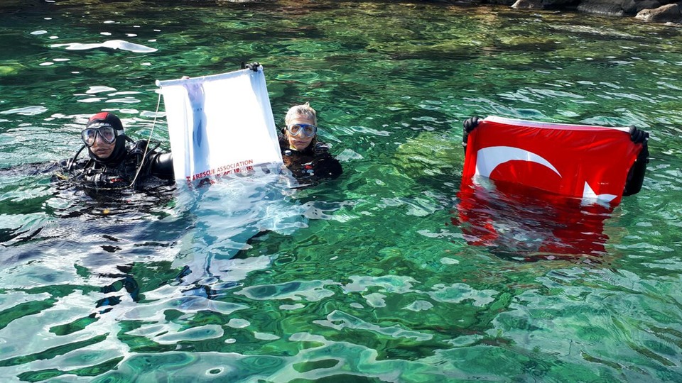 AKUT Bodrum'dan su altında Cumhuriyet kutlaması