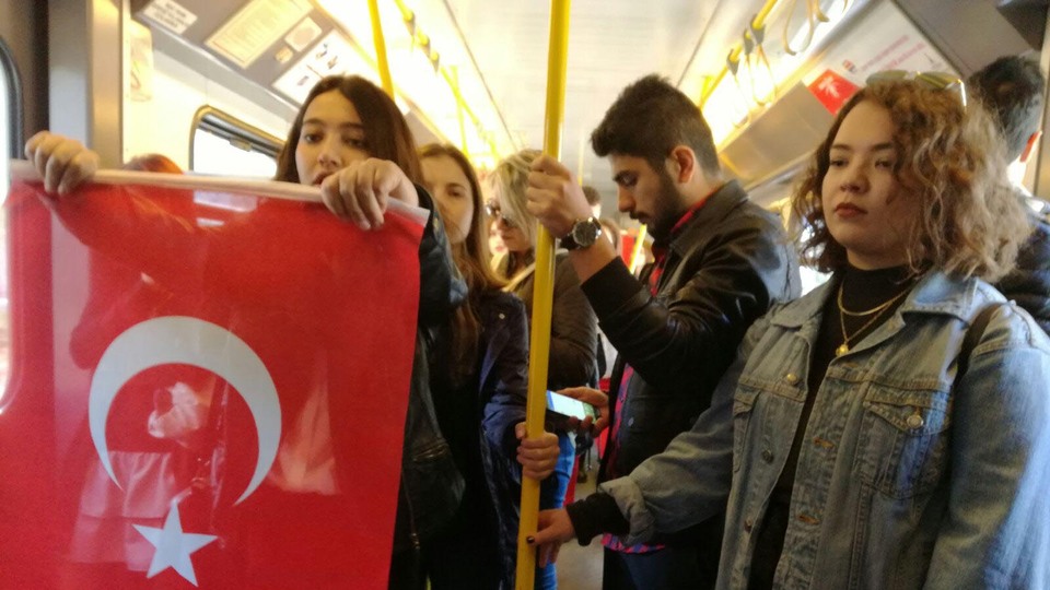 Yolcu gibi bindiler, karşılıklı marş okudular