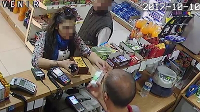 Sevgilisi kasiyeri oyaladı, kendi sadaka kutusunu böyle çaldı