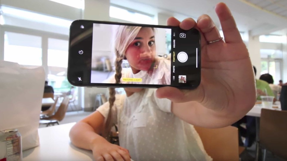 iPhone X videosu işinden etti