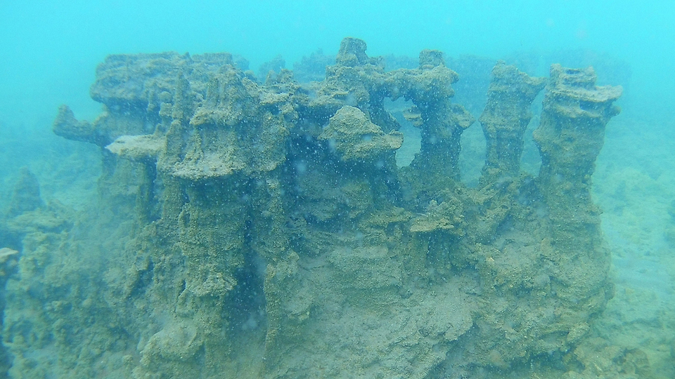 Dünyada eşi benzerine az rastlanacak bir yapı! İşte Van Gölü'nün "Su altı peribacaları"