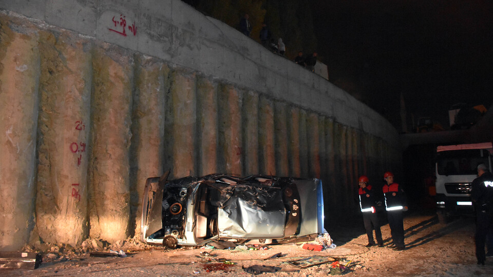 Otomobil alt geçit inşaatına uçtu: 1 Ölü, 4 yaralı