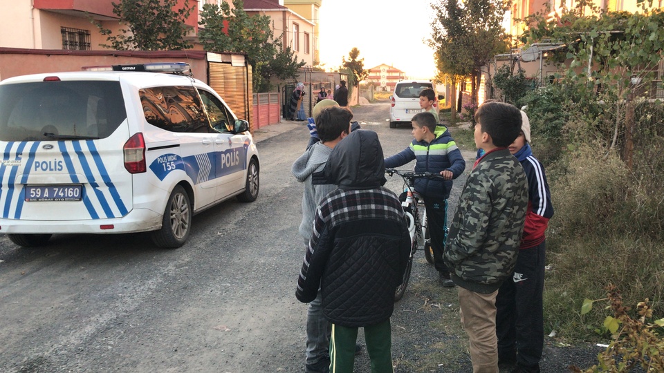 Çorlu'da babasının silahıyla oynayan çocuk ağır yaralandı