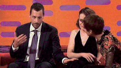 Eli dizinden hiç inmedi!