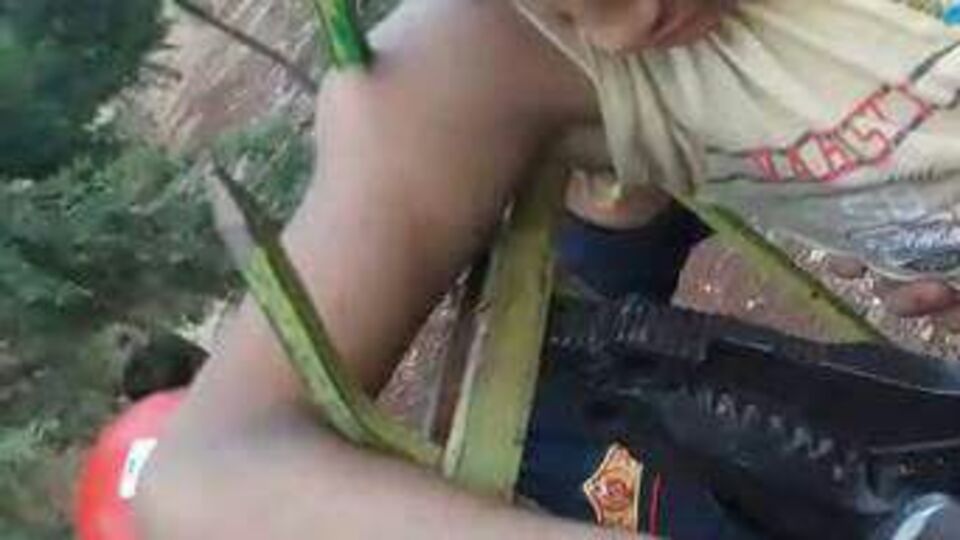 Okulun duvarından atlarken koluna demir saplandı