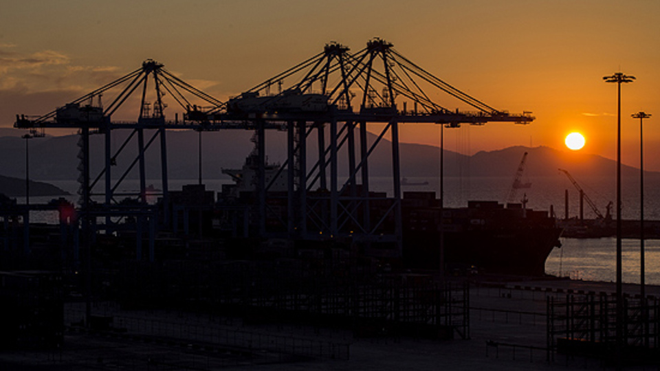 Alsancak Limanı'nda 128 ton kaçak akaryakıt ele geçirildi