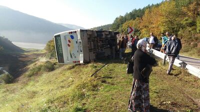 Düzce'de yolcu midibüsü devrildi: 12 yaralı