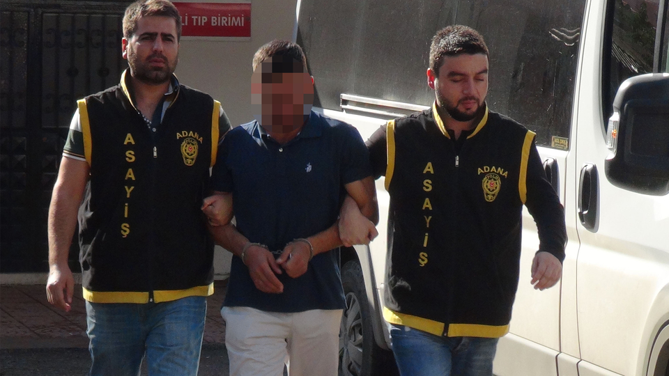 Uyuyan kadının ağızını kapatıp, soygun yaptılar