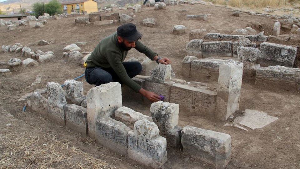 Hasankeyf'te 60 yeni mezar bulundu