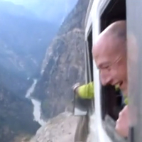 Uçurumun kenarında minibüsle yolculuk!