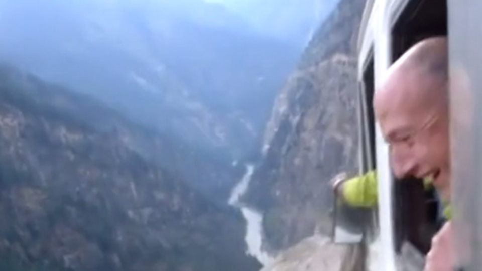 Uçurumun kenarında minibüsle yolculuk!