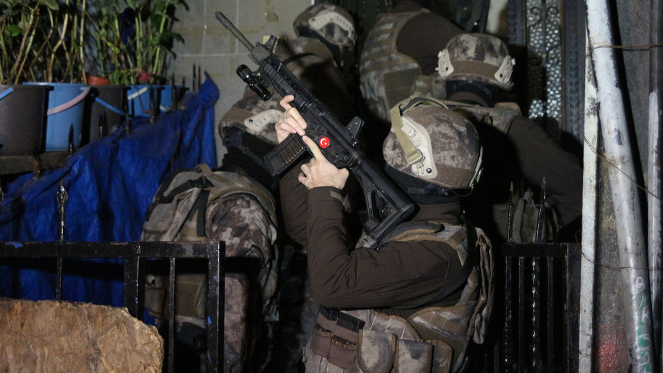 Antalya'da yangın tüplerinde patlayıcı ele geçirildi