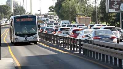 Araç metrobüs yoluna girdi, trafik kilitlendi