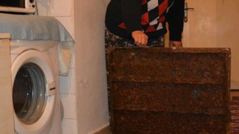 Karoların altına gizlenmiş! Evin ortasından geçiyor, kokudan durulmuyor