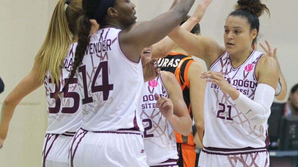 Yakın Doğu Üniversitesi, Perfumerias Avenida deplasmanında