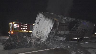 3 TIR'ın karıştığı kazada çıkan yangında 3 sürücü yaşamını yitirdi