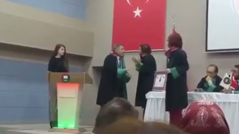 Eskişehir Baro Başkanı ile avukat arasında 'elimi sıkmadın' tartışması
