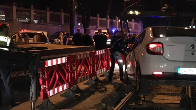 Sirkeci'de tramvay yoluna araç girdi, seferler aksadı