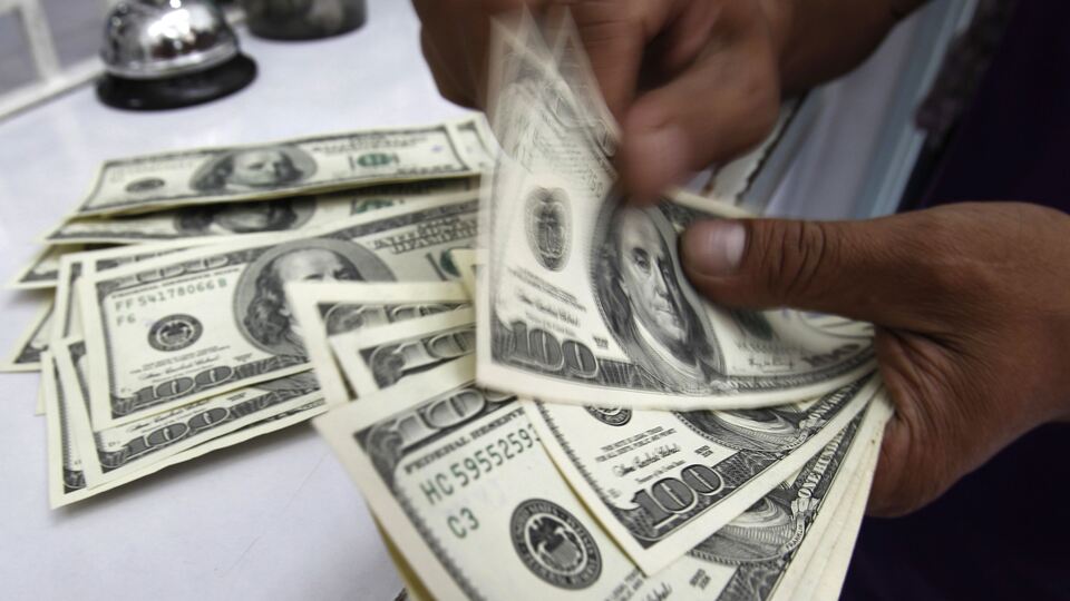 Dolar kritik veriler öncesinde dalgalı