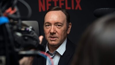 House of Cards ekibinden 8 kişi de Kevin Spacey'yi tacizle suçladı