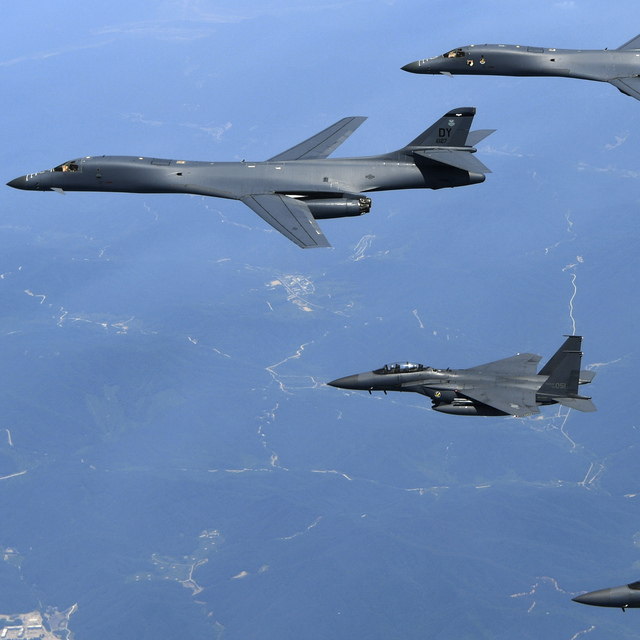 Trump'ın ziyaretinden önce Kore semalarında bombardıman uçakları!