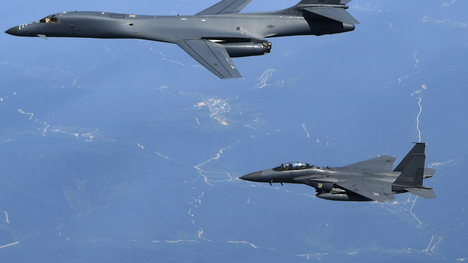 Trump'ın ziyaretinden önce Kore semalarında bombardıman uçakları!