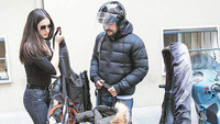 Kaskı unuttu, sevgilisini taksiye bindirdi