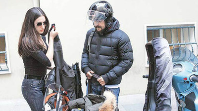 Kaskı unuttu, sevgilisini taksiye bindirdi