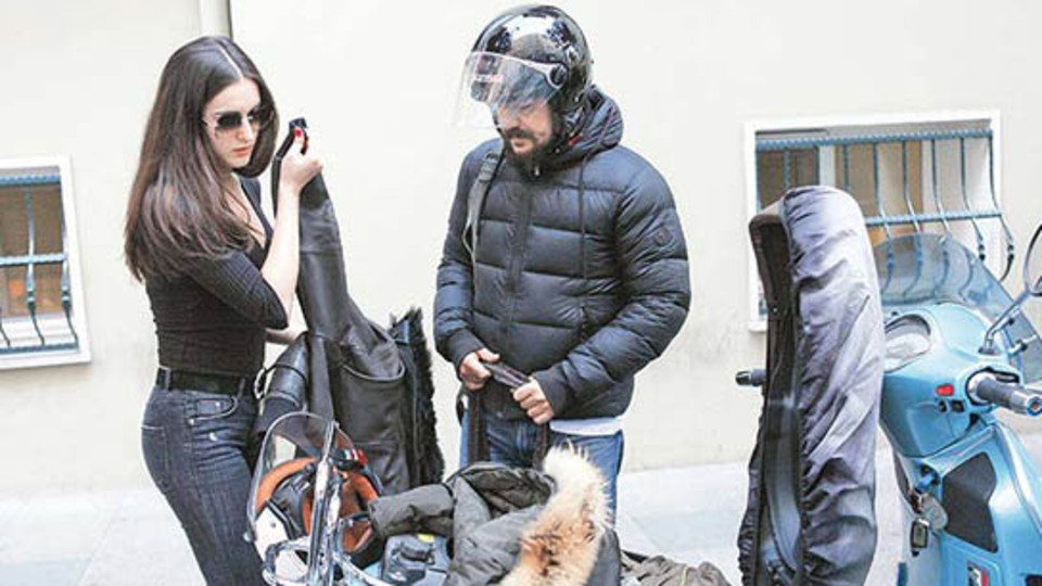 Kaskı unuttu, sevgilisini taksiye bindirdi