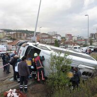 Maltepe'de minibüs devrildi!