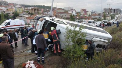 Maltepe'de minibüs devrildi!