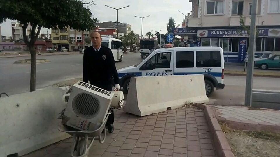 Yer: Adana... Polis el arabasıyla taşıdı