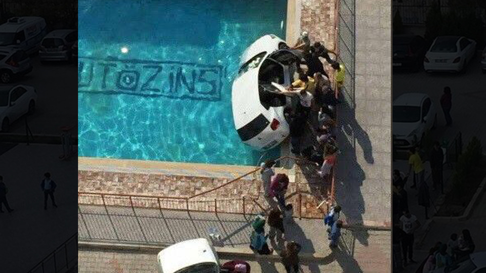 Havuza düşen araçtan son anda kurtuldu