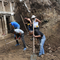 Toprağın 4 metre altında bir kayaya rastlandı! Gerçek sonradan anlaşıldı