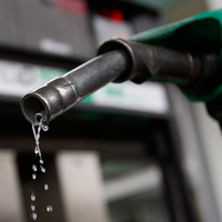 Prenslerin taht savaşı petrolü uçurdu