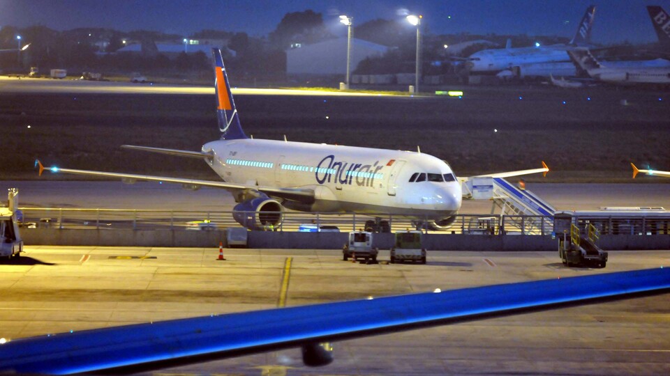 Uçakta unutulan bagaj paniğe neden oldu