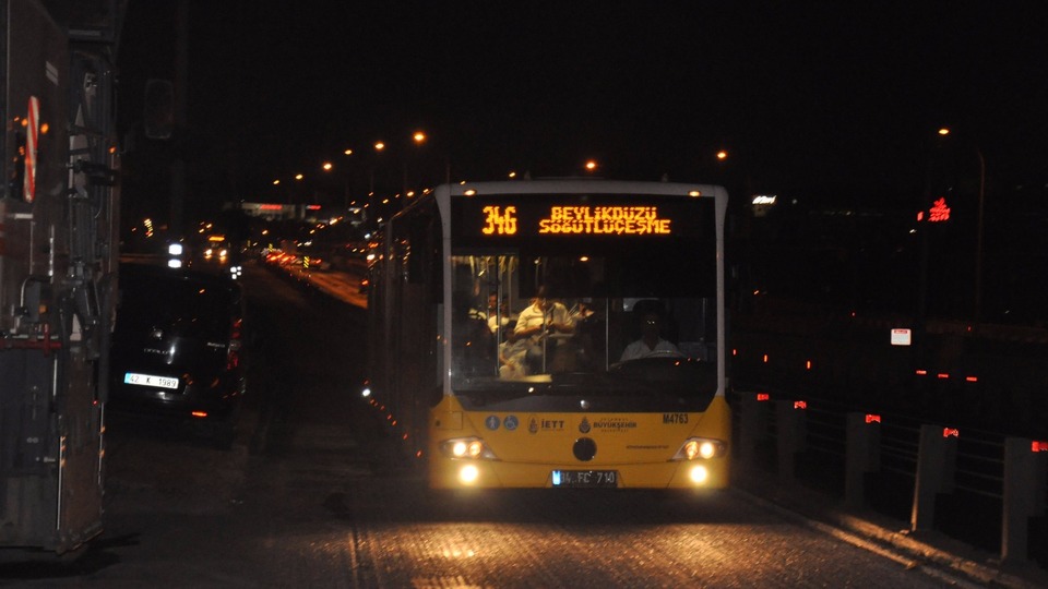 Merter'de metrobüs yayaya çarptı!