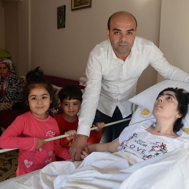 Boyundan aşağısı felçli annenin tek umudu kök hücre nakli
