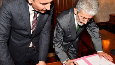 Yeni başkan Tuna belediye yöneticilerinin istifasını istedi