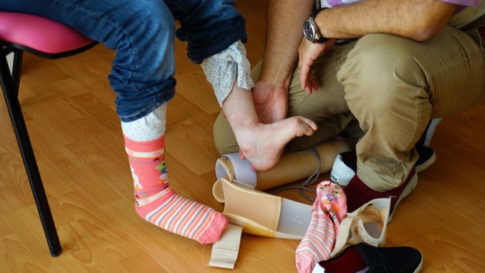Her yere kucakta gidiyordu, 22 yaşında yürümeyi öğrendi